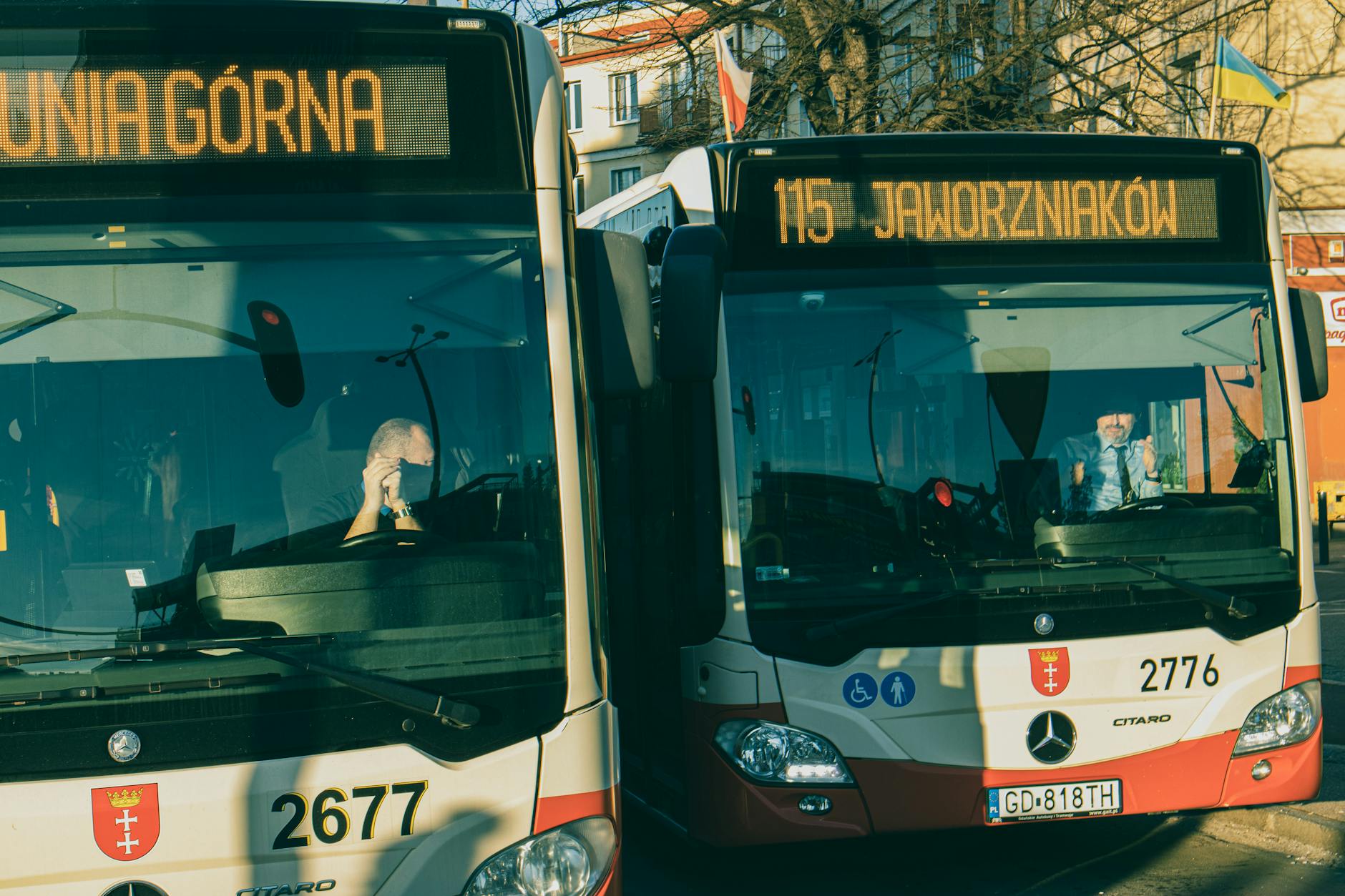 Pracownik serwisuje nowoczesny autobus marki Solaris w Luboniu, symbolizując nowe możliwości pracy.