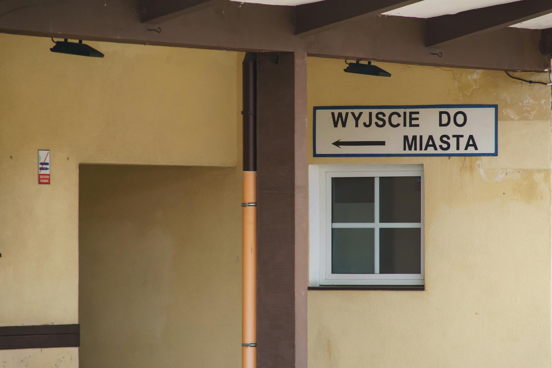 Grafika symbolizująca kolejki do lekarzy w Luboniu, z naciskiem na kolejki do specjalistów