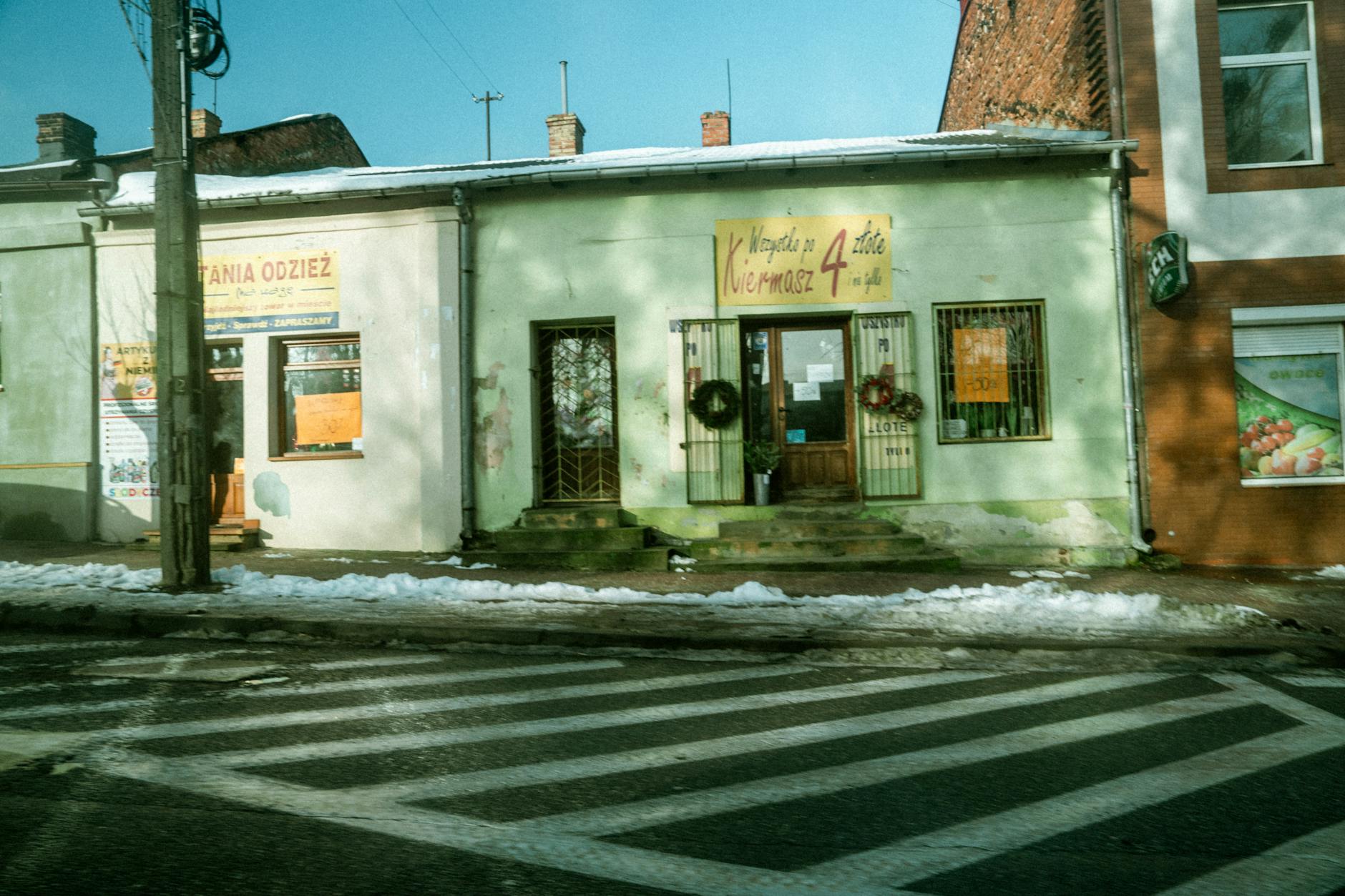 Przedstawienie miasta Luboń w latach 70. XX wieku, ukazujące typową zabudowę i infrastrukturę z tamtego okresu.