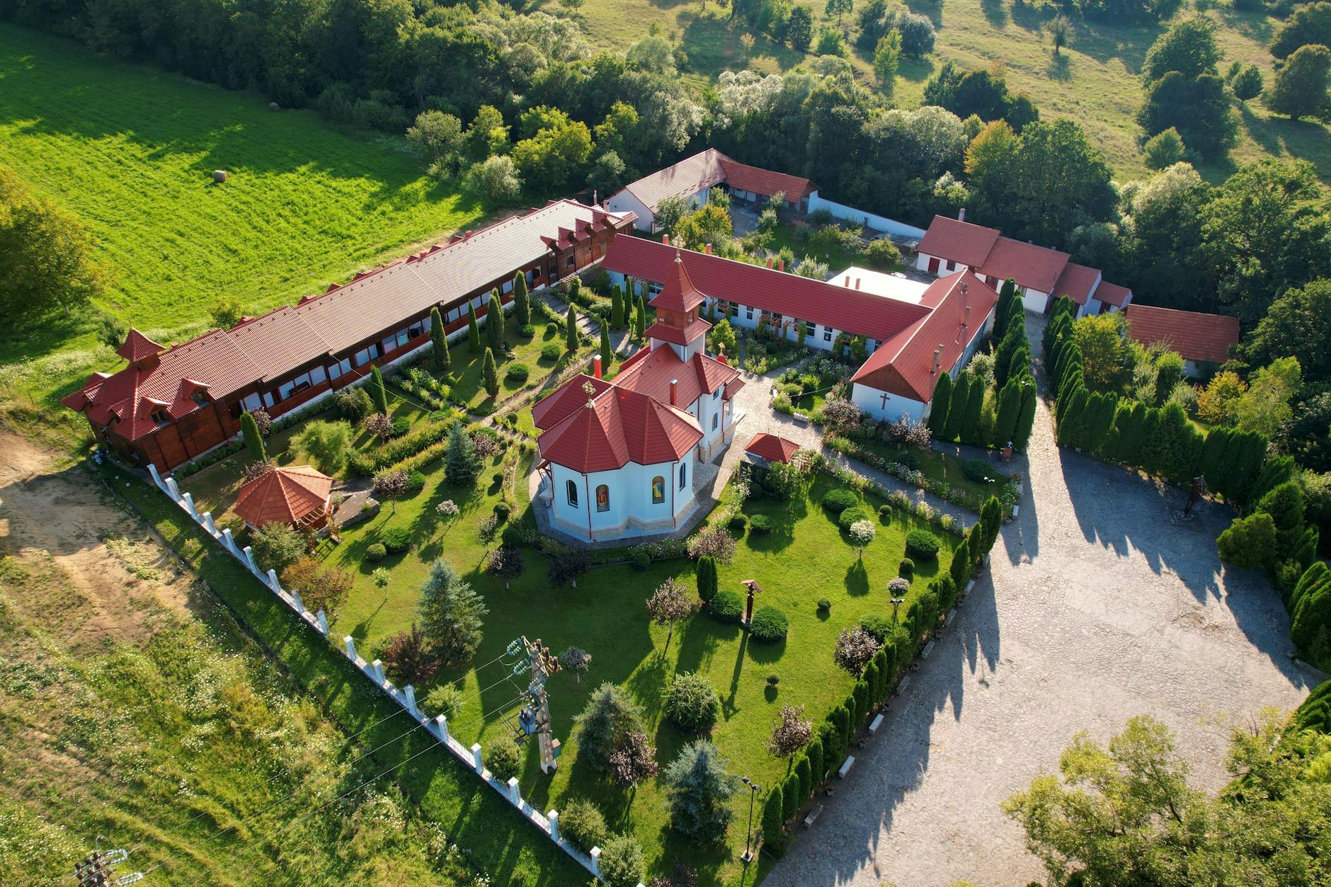 Zielona, rozkwitająca łąka w słoneczny dzień, symbolizująca obchody Zielonych Świątek.