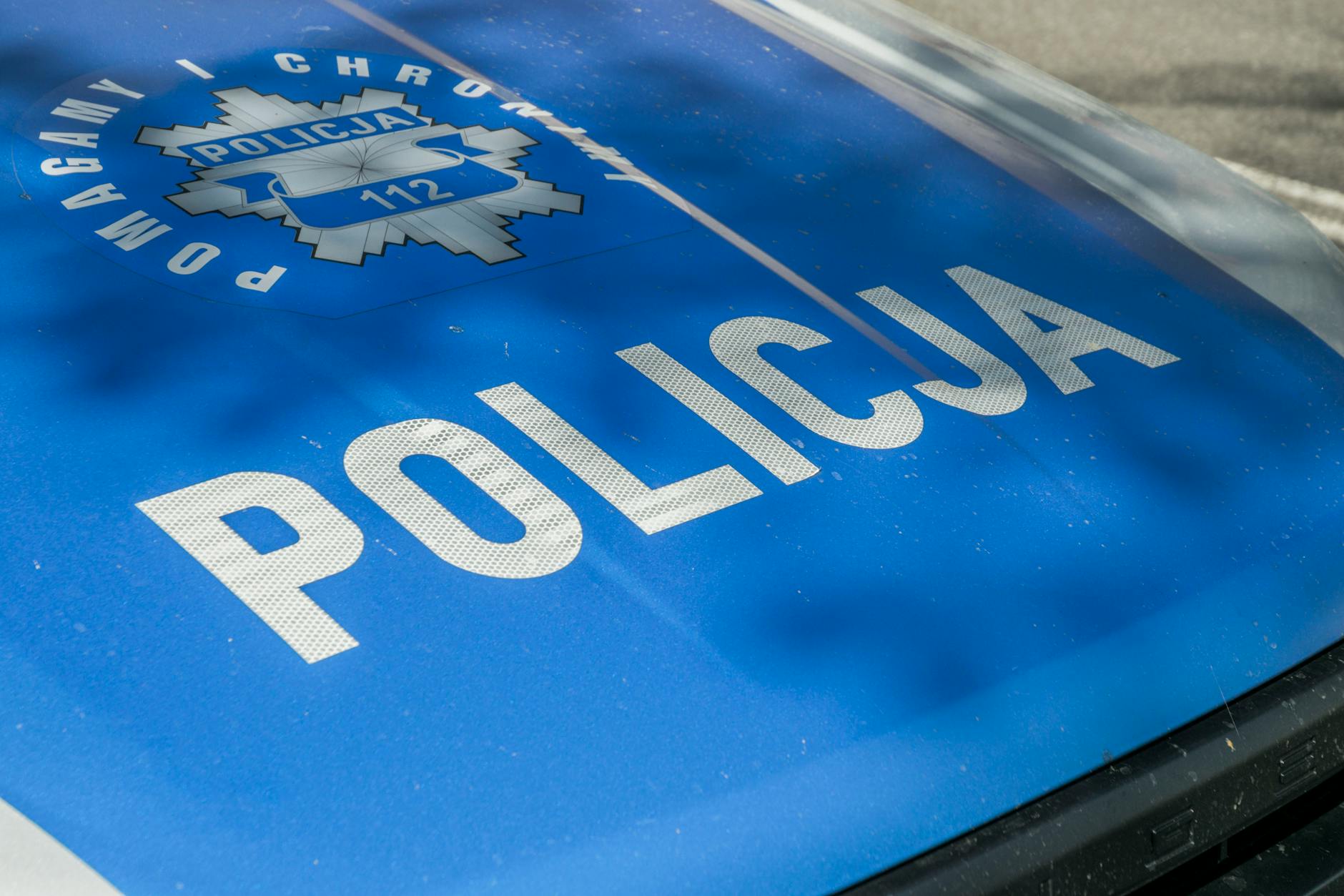 Zdjęcie symbolizujące kontrast między tragedią a radością, nawiązujące do wypadku i Dnia Matki w Luboniu.
