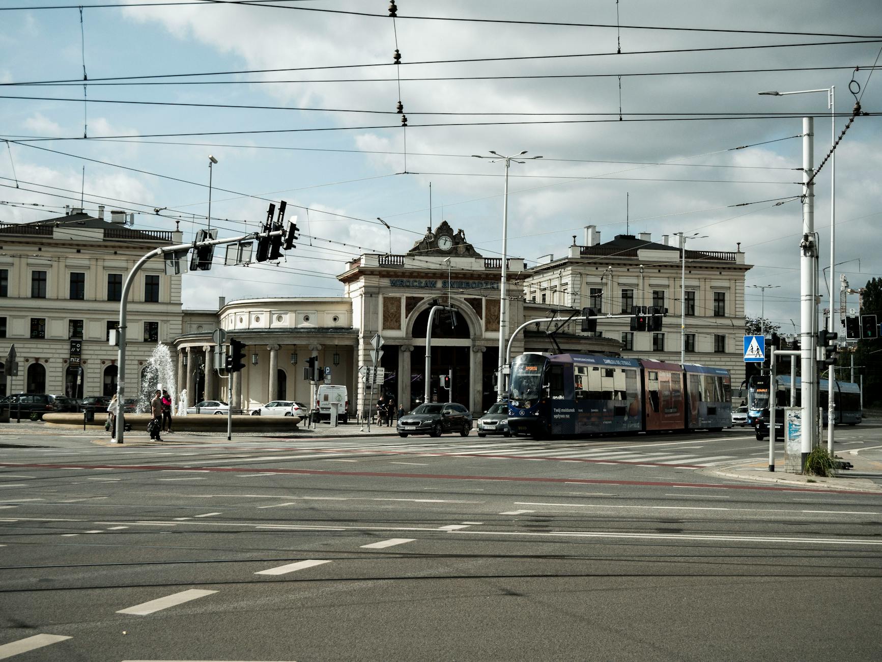 Pracownicy pracujący przy modernizacji torów kolejowych na trasie Wolsztyn-Luboń